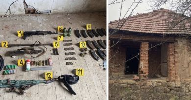 Armë, municion dhe granata dore gjenden në një shtëpi të braktisur në Zveçan