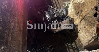 Aksident i frikshëm: Një veturë bie poshtë rrugës, një tjetër dëmtohet rëndë