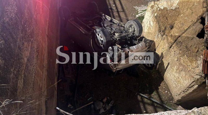 Aksident i frikshëm: Një veturë bie poshtë rrugës, një tjetër dëmtohet rëndë Aksident i frikshëm: Një veturë bie poshtë rrugës, një tjetër dëmtohet rëndë