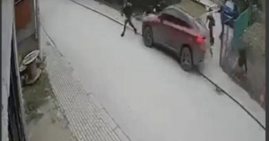 Si në filma, BMW X6 e godet grupin e të rinjve
