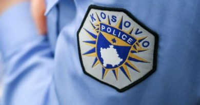 Policia në Pejë u bën apel pronarëve të autolarjeve të mos derdhin ujë në rrugë: Mund të shkaktohen ngrica