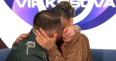 Limi dhe Alba shkëmbejnë puthje në ‘dhomë të rrëfimit’ gjatë spektaklit Limi dhe Alba shkëmbejnë puthje në ‘dhomë të rrëfimit’ gjatë spektaklit