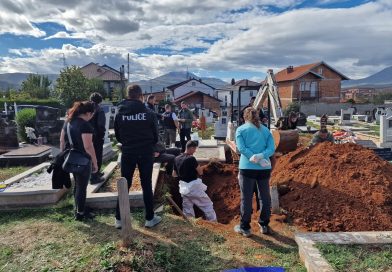 Gërmime në Marinë të Skenderajt, gjenden mbetje eshtrash që dyshohet se janë nga lufta e fundit Gërmime në Marinë të Skenderajt, gjenden mbetje eshtrash që dyshohet se janë nga lufta e fundit