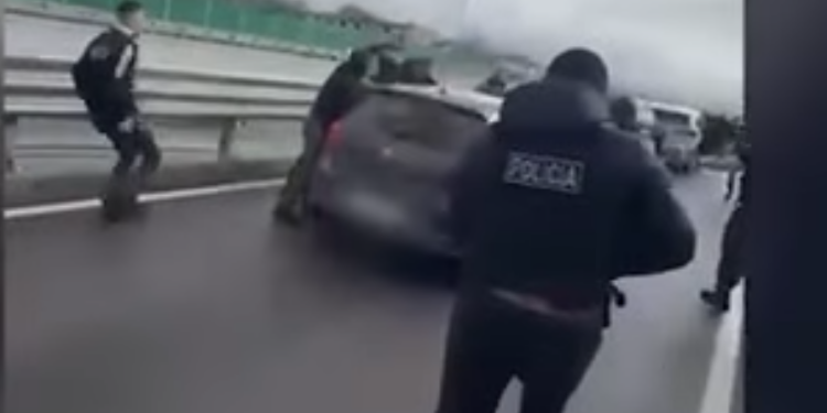 Si u arrestua i riu nga Kosova në Shqipëri – agjentët e infiltruar i blenë dy pistoleta