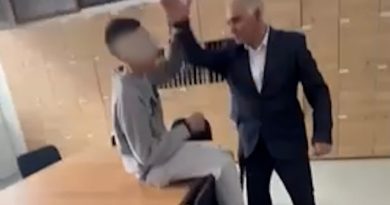 Psikologu i shkollës: 10 nxënës shkuan në sallën e arsimtarëve dhe sulmuan mësimdhënësin