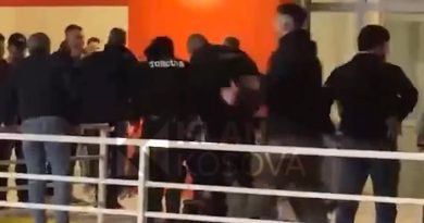 Ngjarje e rëndë: Një tifoz bie nga tribuna teksa po e shikonte ndeshjen Trepça – Bashkimi Ngjarje e rëndë: Një tifoz bie nga tribuna teksa po e shikonte ndeshjen Trepça – Bashkimi