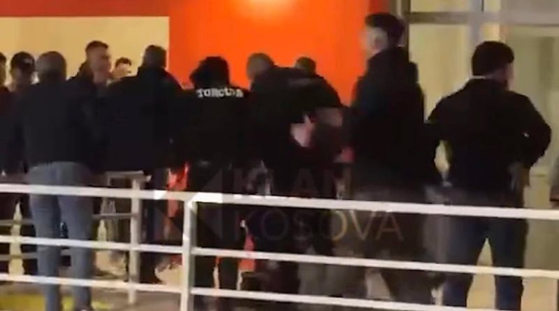 Ngjarje e rëndë: Një tifoz bie nga tribuna teksa po e shikonte ndeshjen Trepça – Bashkimi Ngjarje e rëndë: Një tifoz bie nga tribuna teksa po e shikonte ndeshjen Trepça – Bashkimi