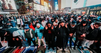 Qindra myslimanë bëjnë iftar dhe falin teravitë në zemër të New Yorkut Qindra myslimanë bëjnë iftar dhe falin teravitë në zemër të New Yorkut