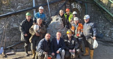 E jashtëzakonshme: Nga nëntoka e Trepçës nxirret një kristal gjigant, 1.40 metra i lartë