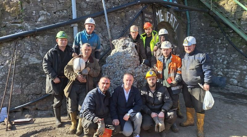 E jashtëzakonshme: Nga nëntoka e Trepçës nxirret një kristal gjigant, 1.40 metra i lartë E jashtëzakonshme: Nga nëntoka e Trepçës nxirret një kristal gjigant, 1.40 metra i lartë