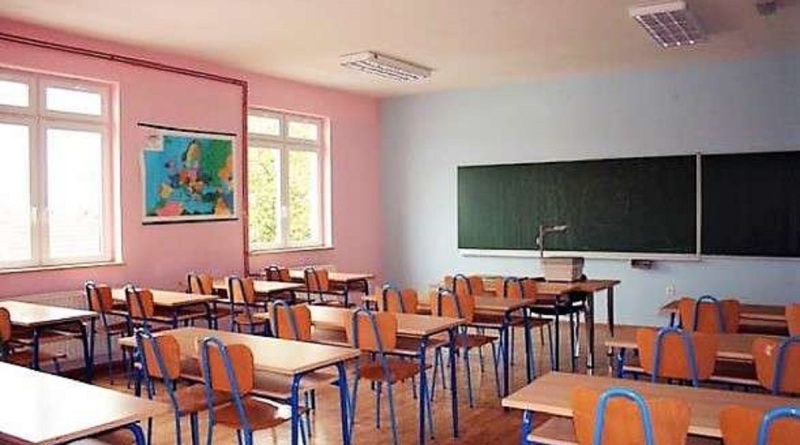 Mësuesi dënohet me 800 euro pasi goditi nxënësin