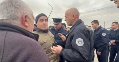 Tensione te tregu i automjeteve në Prishtinë, shitësit ilegal tentojnë ta bllokojnë rrugën