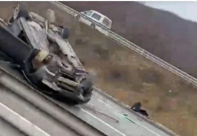 Aksident te “Kroni i Mbretit”, vetura rrokulliset