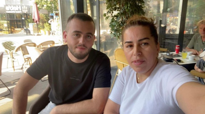 “Ma këpute shpirtin, Adushi i nanës” – reagimi prekës i nënës së 21-vjeçarit mitrovicas që humbi jetën në aksidentin tragjik “Ma këpute shpirtin, Adushi i nanës” – reagimi prekës i nënës së 21-vjeçarit mitrovicas që humbi jetën në aksidentin tragjik