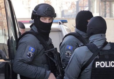 Armë, uniforma ushtarake dhe municion në një shtëpi të braktisur në Zubin Potok – nisin hetimet