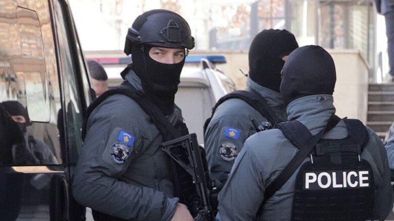 Armë, uniforma ushtarake dhe municion në një shtëpi të braktisur në Zubin Potok – nisin hetimet