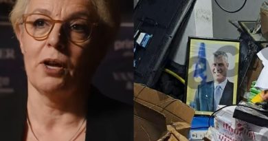 Donika Gërvalla s’ka turp! Fotografinë e Hashim Thaçit në MPJD e gjuan në mbeturina – thyen rregullat e protokollit (PAMJE)