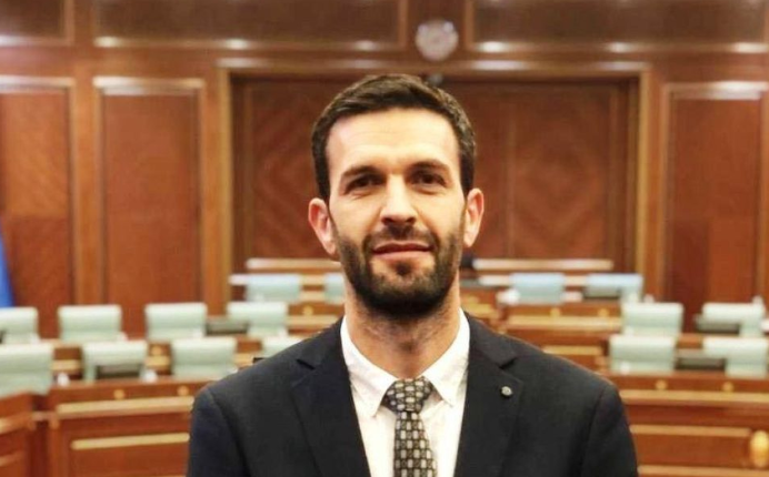 Eman Rrahmani: E vlerësoj punën e presidentes Osmani, por votoj si PDK-ja Eman Rrahmani: E vlerësoj punën e presidentes Osmani, por votoj si PDK-ja