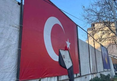 Griset flamuri turk në Mitrovicë, hapet hetim për “nxitje të përçarjes dhe mosdurimit”