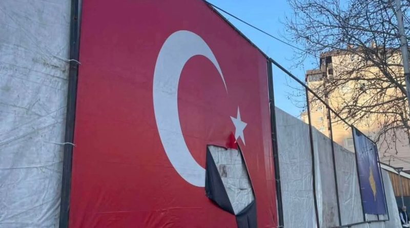 Griset flamuri turk në Mitrovicë, hapet hetim për “nxitje të përçarjes dhe mosdurimit”