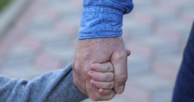 Tragjedi që rrëqeth shpirtin në Vushtrri – babai i merr jetën aksidentalisht djalit 4-vjeçar në oborrin e shtëpisë