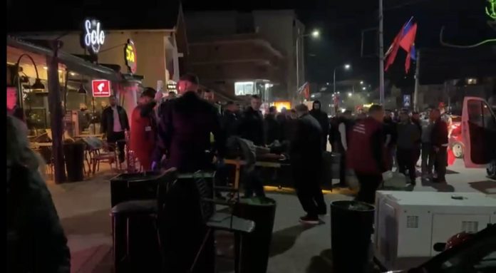 Plagoset një person në një kafene në qendër të Skënderajt