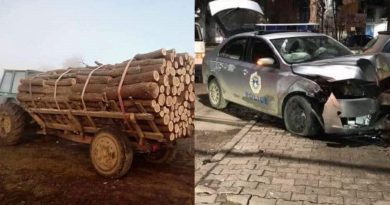 Traktori me dru godet automjetin e policisë, katër policë bëhen për spital