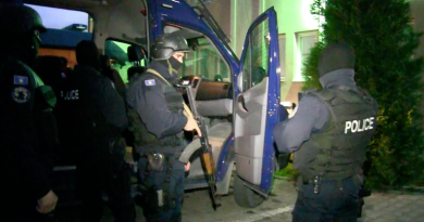 Policia arreston dy të rinj në Vushtrri, hodhën granatë në një shtëpi