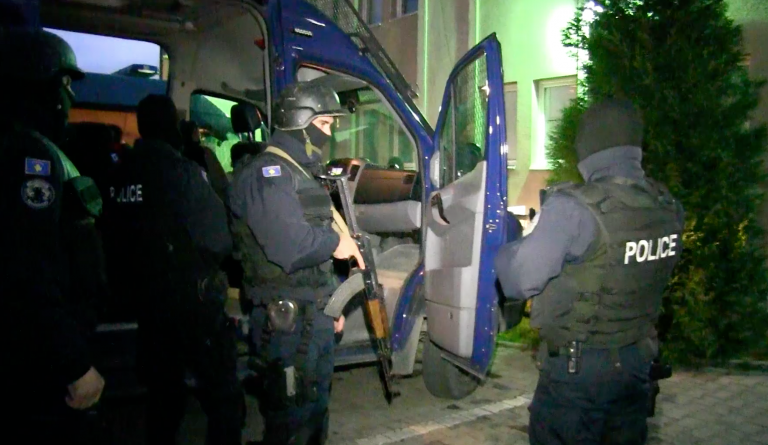 Policia arreston dy të rinj në Vushtrri, hodhën granatë në një shtëpi