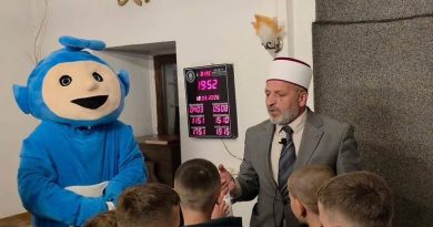 Gjest i mirë: Hoxha u shpërndan dhurata fëmijëve në natën e fundit të Ramazanit