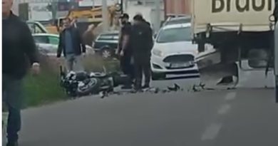 Tragjedi në natën e Bajramit: Vdes një 29-vjeçar pas aksidentit ndërmjet një kamioni dhe motoçikletes