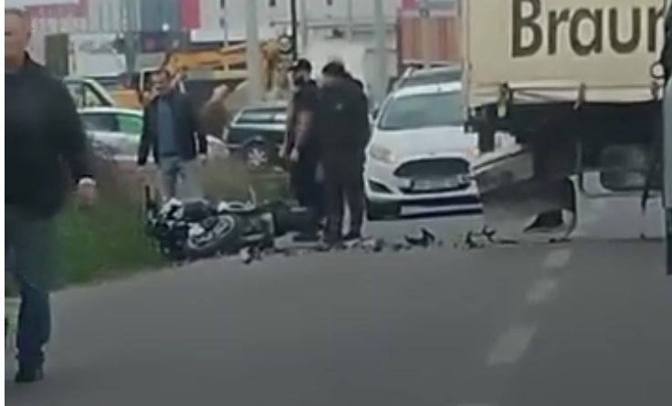 Tragjedi në natën e Bajramit: Vdes një 29-vjeçar pas aksidentit ndërmjet një kamioni dhe motoçikletes