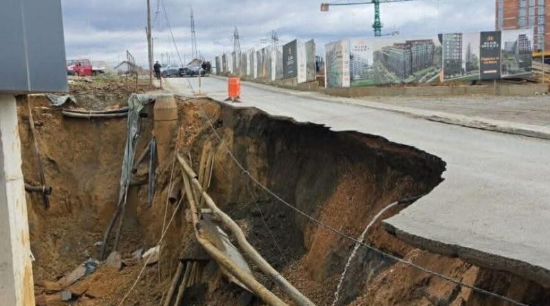 Pamje kijameti në kryeqytet, e lëshon toka një rrugë pranë banesave Pamje kijameti në kryeqytet, e lëshon toka një rrugë pranë banesave