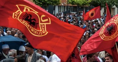 OVL-UÇK sot protestë para Kuvendit kundër ekspozitës “Masakrat 1998-1999”