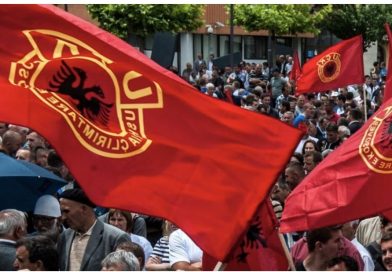 OVL-UÇK sot protestë para Kuvendit kundër ekspozitës “Masakrat 1998-1999”