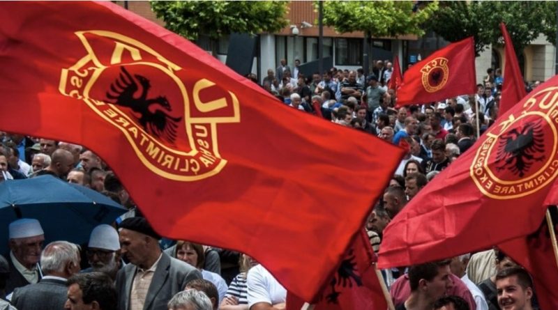 OVL-UÇK sot protestë para Kuvendit kundër ekspozitës “Masakrat 1998-1999”