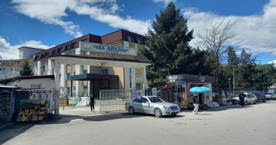 Punëtorët teknikë të spitalit “Isa Grezda” në Gjakovë nisin grevë për shkak të vonesës së pagave