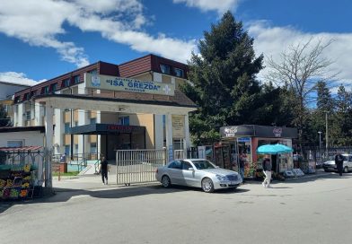 Punëtorët teknikë të spitalit “Isa Grezda” në Gjakovë nisin grevë për shkak të vonesës së pagave Punëtorët teknikë të spitalit “Isa Grezda” në Gjakovë nisin grevë për shkak të vonesës së pagave
