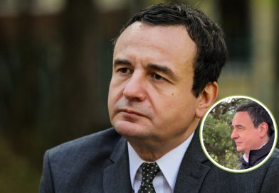 Drenicaku nuk ia zgjat dorën Albin Kurtit gjatë homazheve