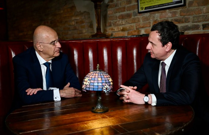 Ministri i Mbrojtjes së Greqisë në Kosovë, takohet me Kurtin Ministri i Mbrojtjes së Greqisë në Kosovë, takohet me Kurtin