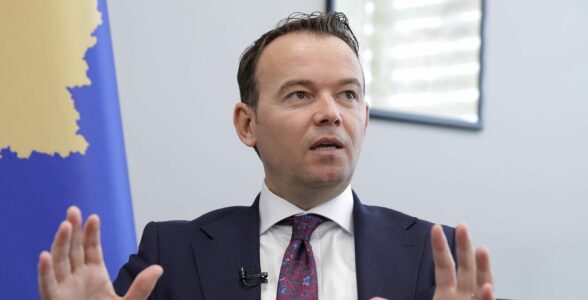 “Mos fol broçkulla…” – Dëshmi të reja se si Faton Peci kishte ushtruar presion ndaj zyrtarëve për skandalin e granteve