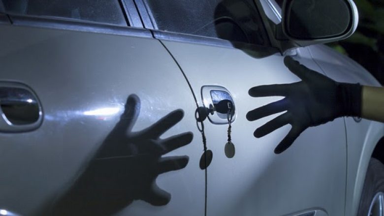 Thyen veturën dhe vjedhin mbi 8 mijë euro mall – kapen në Mitrovicë duke e shitur, një i ndaluar