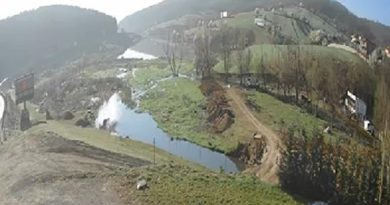 Pamje kur shoferi kosovar e humb kontrollin e bie në liqen