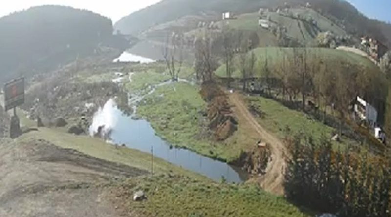 Pamje kur shoferi kosovar e humb kontrollin e bie në liqen Pamje kur shoferi kosovar e humb kontrollin e bie në liqen