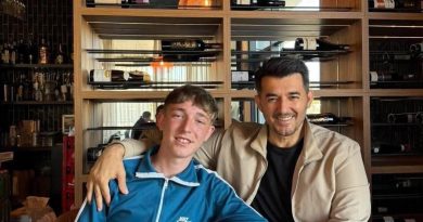 Labi i dhuron 1000 euro për djalin nga Vushtrria