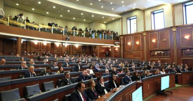 Deputetët bëhen me asistentë, paga e tyre arrin deri në 900 euro