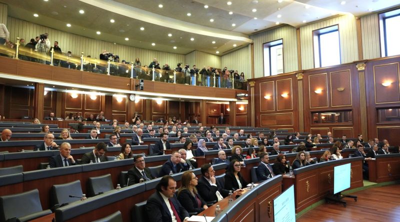 Deputetët bëhen me asistentë, paga e tyre arrin deri në 900 euro