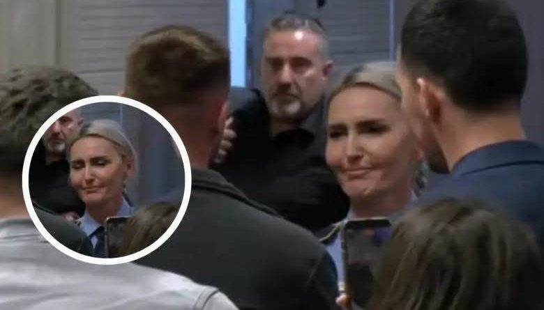 Emocionohet policja në sallë, ia zgjat dorën dhe e uron vëllain e Liridonës pas shpalljes së vendimit