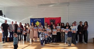 Në qytetin Friedberg, pranë Frankfurt am Main në Gjermani, është hapur zyrtarisht shkolla shqipe, ku mësimin do ta ndjekin rreth 30 nxënës.  Ky hap konsiderohet i rëndësishëm për ruajtjen dhe zhvillimin e gjuhës shqipe, kulturës dhe identitetit kombëtar shqiptar në këtë rajon,  transmeton albinfo.ch.   Në ceremoninë e hapjes mori pjesë edhe Konsulli i Përgjithshëm i Republikës së Kosovës, Gëzim Gashi, i cili përgëzoi LAPSH Hessen për angazhimin e vazhdueshëm në institucionalizimin e mësimit të gjuhës shqipe në këtë land. Ai theksoi gjithashtu mbështetjen e Ministrisë së Punëve të Jashtme dhe Diasporës, falë së cilës në gjithë Hessenin funksionojnë shkolla shqipe me mbi 400 nxënës.  <div “=”” style=”font-style: normal; font-variant-caps: normal; font-weight: 400; letter-spacing: normal; orphans: 2; text-indent: 0px; text-transform: none; white-space: normal; widows: 2; word-spacing: 0px; -webkit-text-stroke-width: 0px; text-decoration: none; margin: 0px; padding: 0px; color: rgb(0, 0, 0); font-size: 14px; list-style-type: none; font-family: Oswald, sans-serif; box-sizing: border-box; caret-color: rgb(0, 0, 0); -webkit-tap-highlight-color: rgba(0, 0, 0, 0); -webkit-text-size-adjust: 100%; text-align: center;”> Fjalë rasti mbajti edhe koordinatori i LAPSH Hessen, Nezir Bajramaj, i cili theksoi se në bashkëpunim me Ministrinë e Kulturës së Landit Hessen dhe Konsullatën e Përgjithshme të Kosovës, mësimi plotësues i gjuhës shqipe po organizohet me sukses dhe tashmë është shtrirë në mbarë Hessenin.