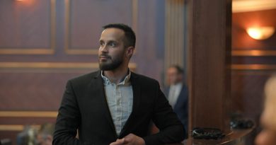 Eskaloi me gjuhën ndaj Vlora Çitakut – Fatos Geci pendohet, kërkon falje publike